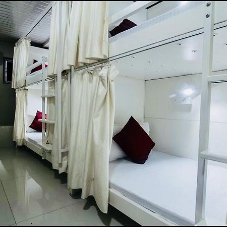 Qubestay Airport Capsule Hotel & Hostel Bombay Extérieur photo