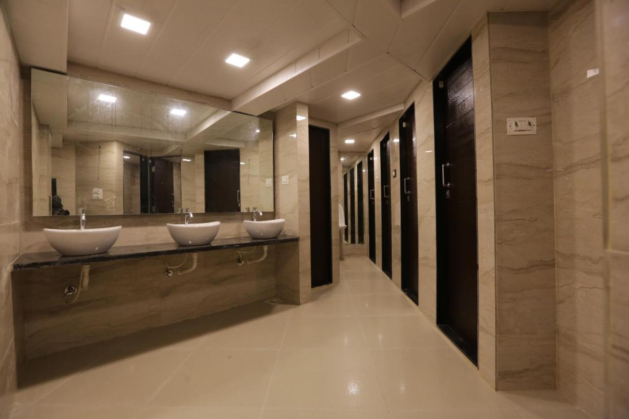 Qubestay Airport Capsule Hotel & Hostel Bombay Extérieur photo