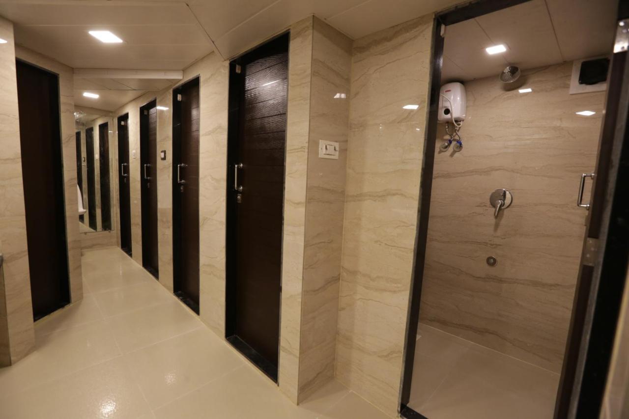 Qubestay Airport Capsule Hotel & Hostel Bombay Extérieur photo