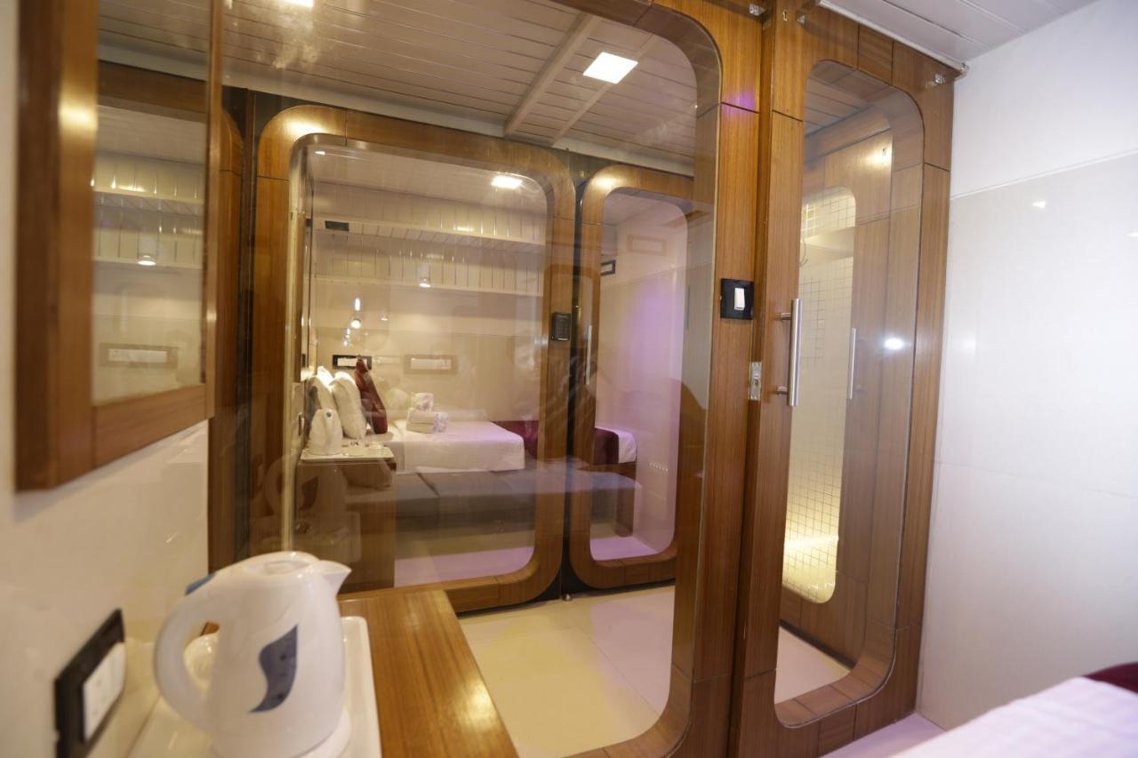 Qubestay Airport Capsule Hotel & Hostel Bombay Extérieur photo