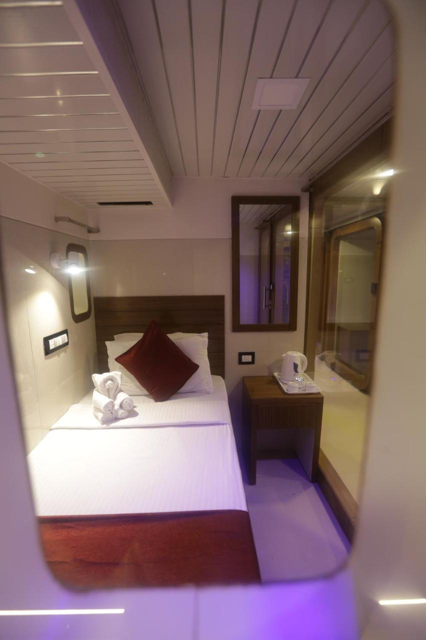 Qubestay Airport Capsule Hotel & Hostel Bombay Extérieur photo
