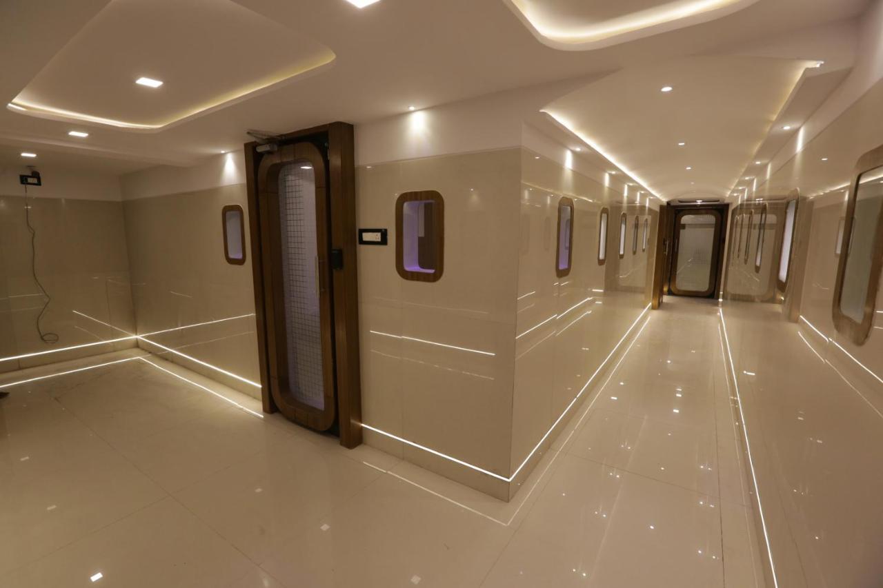 Qubestay Airport Capsule Hotel & Hostel Bombay Extérieur photo