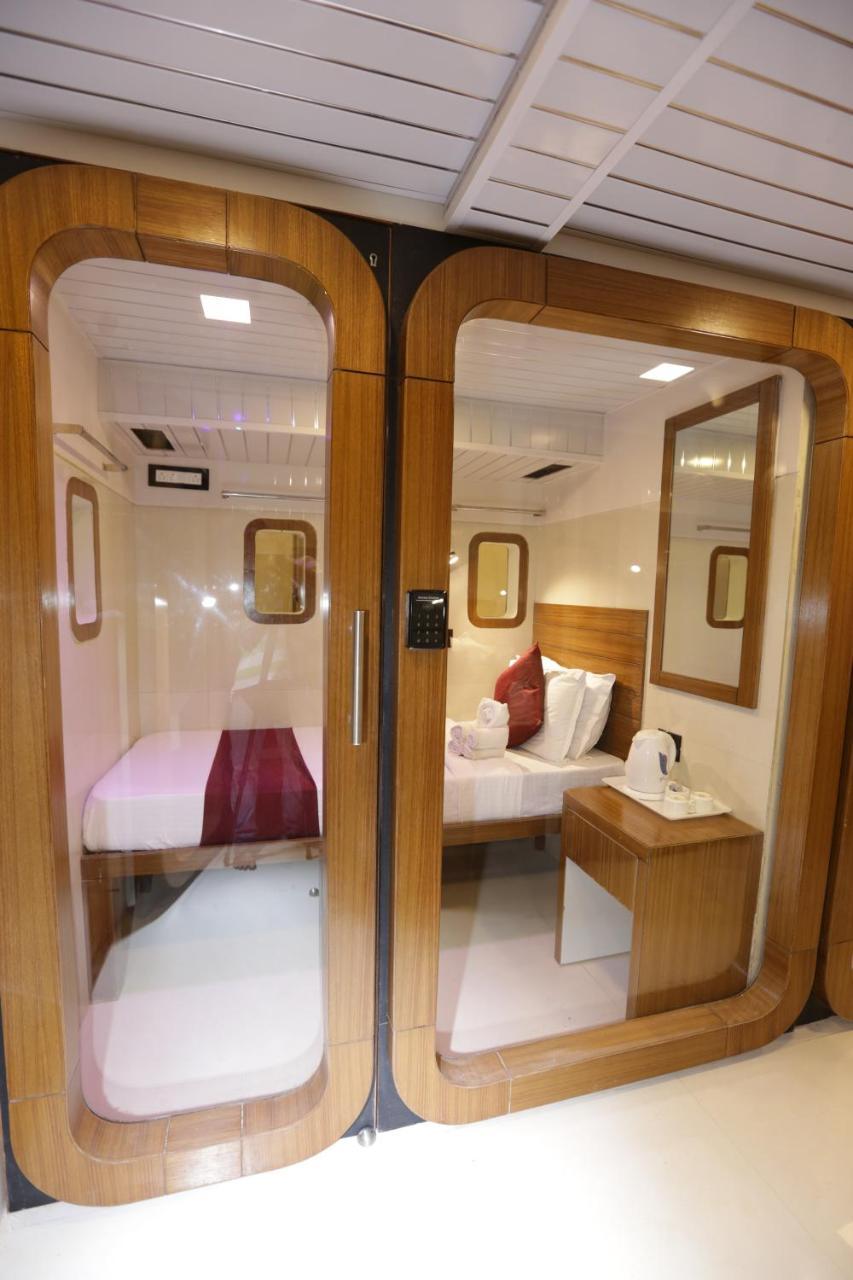 Qubestay Airport Capsule Hotel & Hostel Bombay Extérieur photo