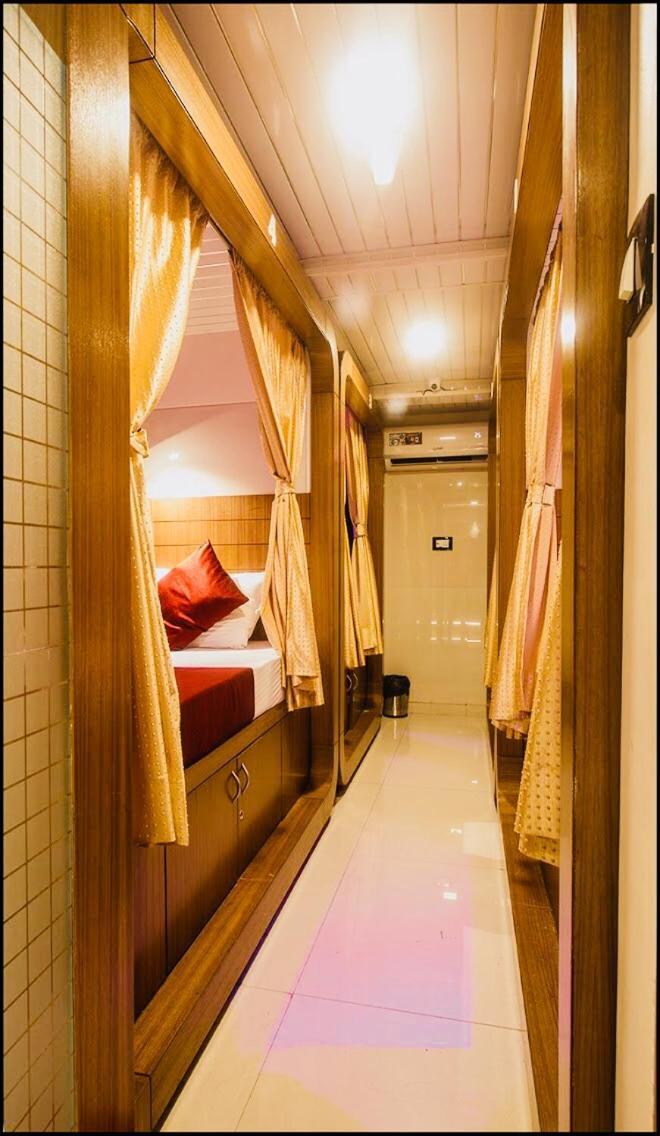 Qubestay Airport Capsule Hotel & Hostel Bombay Extérieur photo