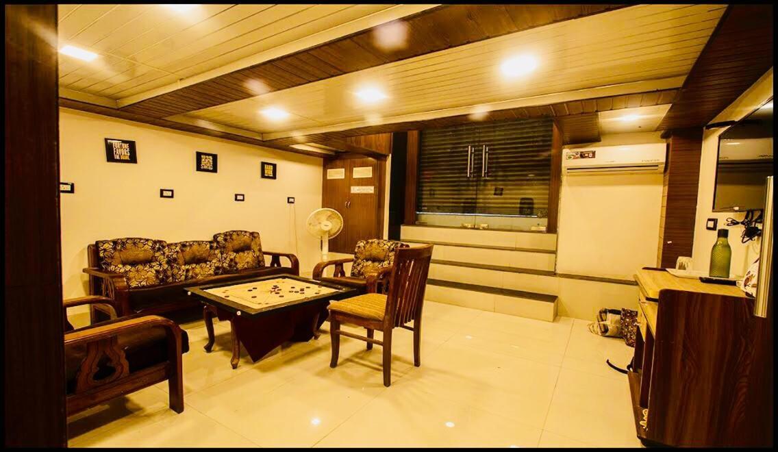 Qubestay Airport Capsule Hotel & Hostel Bombay Extérieur photo