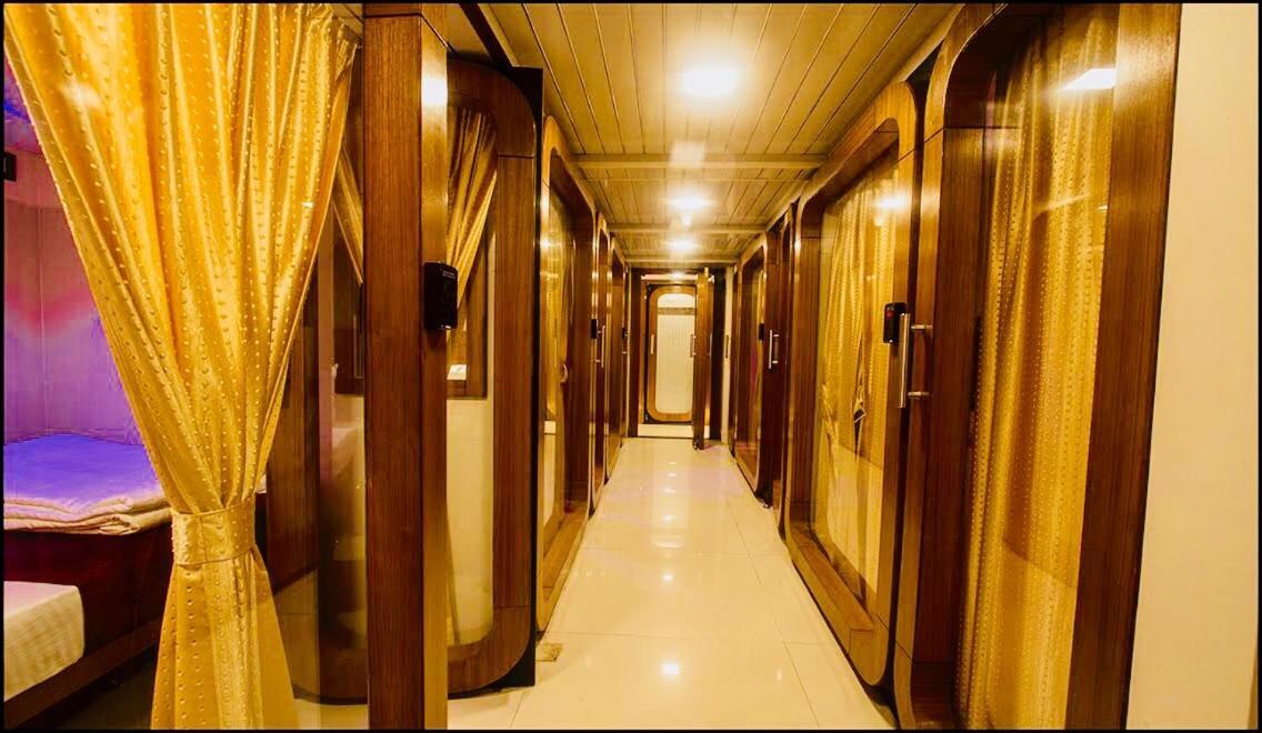 Qubestay Airport Capsule Hotel & Hostel Bombay Extérieur photo