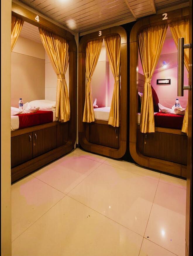 Qubestay Airport Capsule Hotel & Hostel Bombay Extérieur photo