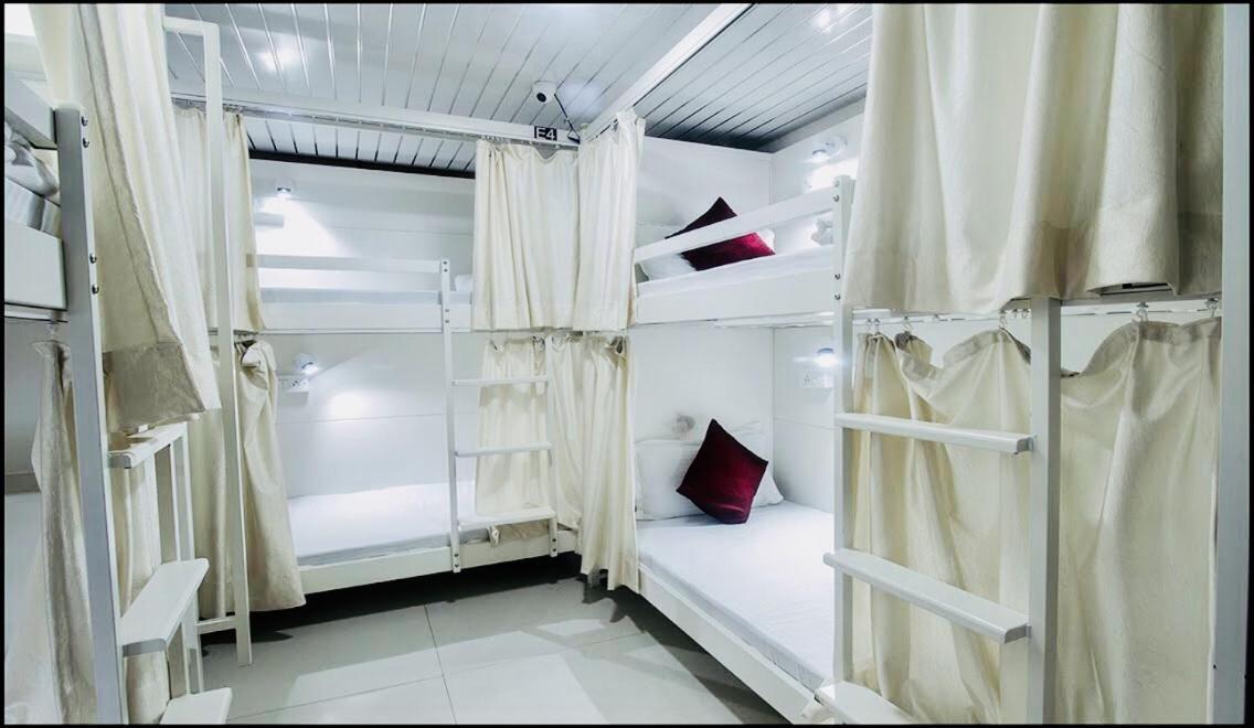 Qubestay Airport Capsule Hotel & Hostel Bombay Extérieur photo